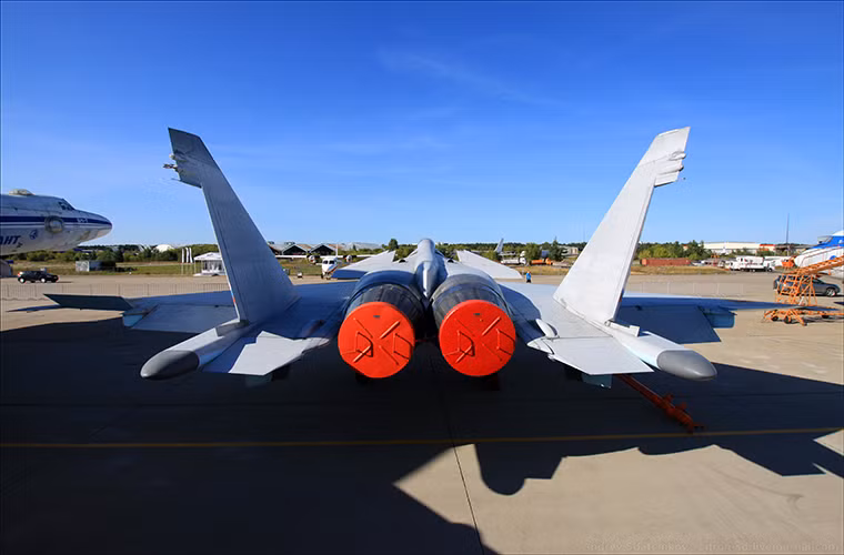Thiết kế của MiG 1.44 cũng đã có một số khía cạnh tàng hình khi thân máy bay được phủ lên lớp vật liệu hấp thụ sóng radar nhằm giảm khả năng nó bị phát hiện bởi hệ thống radar trinh sát của đối phương. Cùng với đó là hệ thống động cơ tiên tiến AL-41F của nó cho phép MiG 1.44 duy trì khả năng cơ động trên trên không. Nguồn ảnh: Russian Military.