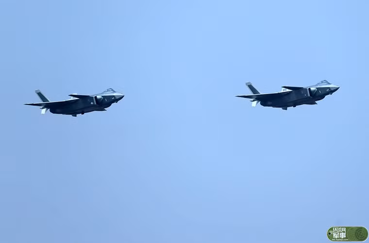 Phát biểu trên của Drozdenko được đưa ra sau khi Trung Quốc giới thiệu các nguyên mẫu mới nhất củatiêm kích J-20 tại triển lãm hàng không quốc tế Chu Hải 2016 đang diễn ra tại Bắc Kinh. Sau 5 năm kể từ lần đầu tiên xuất hiện Trung Quốc vẫn chưa công bố các thông số chính thức của J-20 cùng với đó là những đồn đoán về thiết kế của nó. Nguồn ảnh: Huanqiu.