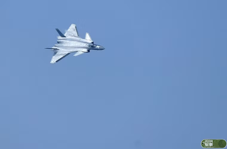 Nhiều nhận định cho rằng, sở dĩ Trung Quốc giữ kín các thông số kỹ thuật của tiêm kích J-20 là nhằm đảm bảo khả năng tác chiến của dòng chiến đấu cơ tàng hình này tương tự nhưng những gì người Mỹ và Nga làm với F-22 và Sukhoi T-50. Nguồn ảnh: Huanqiu.