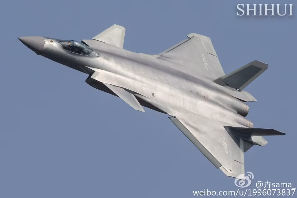 J-20 được cho là có thiết kế khí động học tương tự F-22 Raptor của Mỹ, đặc biệt là phần buồng lái. Một số nguồn tin lại cho rằng, J-20 sao chép lại từ Đề án MiG-1.44 của Liên Xô trước đây. Ảnh: Weibo