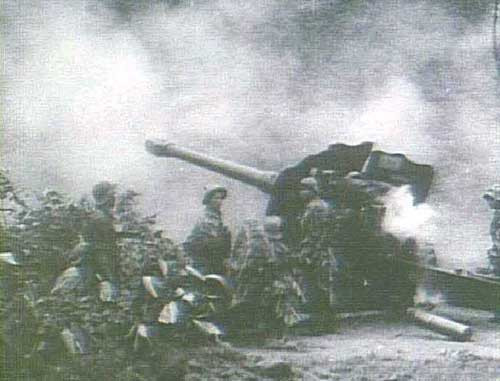 Những năm kháng chiến chống Mỹ, quân đội Việt Nam "lột xác" hoàn toàn trở thành đạo tinh nhuệ, hiện đại, đầy đủ, được trang bị nhiều khí tài do Liên Xô viện trợ. Nổi bật trong các vũ khí bộ binh là lựu pháo kéo xe M46 130 mm. Loại vũ khí này đã tạo cho quân đội Việt Nam ưu thế vượt trội về pháo binh so với VNCH. Nguồn ảnh: Wikipedia