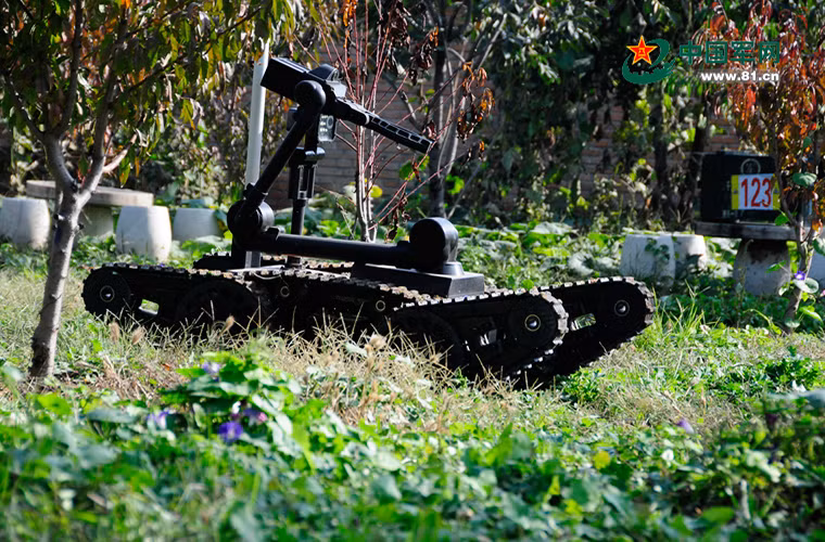 UGV tham gia dự thi cũng được chia ra thành nhiều nhóm khác nhau tùy vào kích thước và tính năng của chúng. Trong ảnh một mẫu robot chiến đấu mang súng máy với bộ truyền động bánh xích độc đáo. Nguồn ảnh: 81.cn