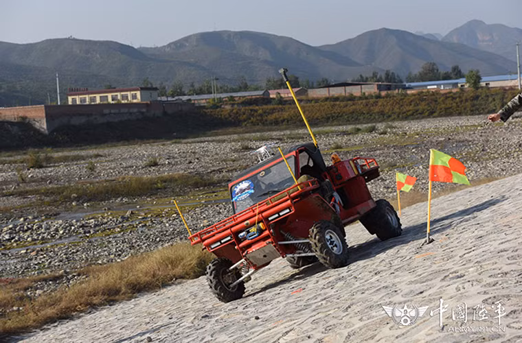 Còn đây là một mẫu xe vượt địa hình tự lái thậm chí nó còn được thêm trang bị một thiết bị bay không người ở trên trần xe. Nguồn ảnh: 81.cn