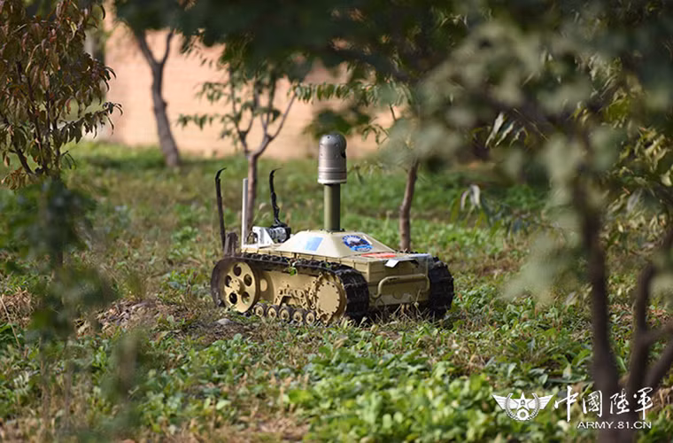 Trong ảnh là mẫu robot trinh sát tham gia "Conquer Obstacle” lần này, thiết kế của nó khá đơn giản và chỉ được trang bị một camera giúp người điều khiển quan sát được xung quanh. Nguồn ảnh: 81.cn