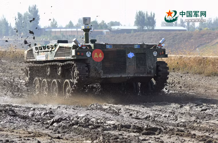 Các mẫu UGV tham gia dự thi đều phải vượt qua các bài kiểm tra do Quân đội Trung Quốc đưa ra trong môi trường khác nhau từ rừng núi cho đến đô thị. Trong ảnh một mẫu UGV do một học viện quân sự của PLA phát triển. Nguồn ảnh: 81.cn