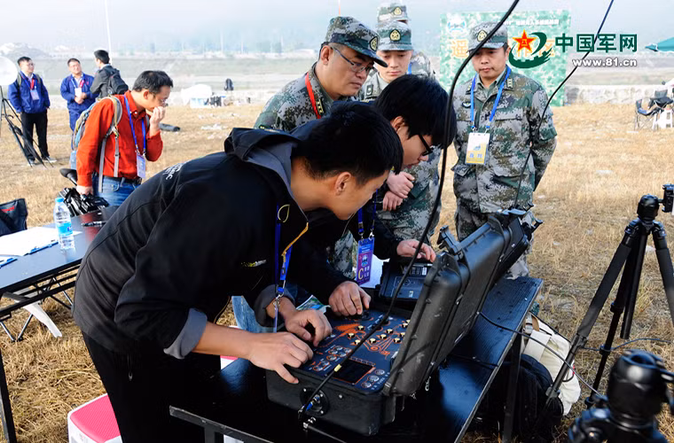 Vòng chung kết của "Conquer Obstacle-2016" sẽ có sự góp mặt của 5 đội sở hữu các mẫu UGV có thiết kế tốt nhất. Các trường đại học công nghệ dân sự của Trung Quốc được đánh giá sở hữu nhiều mẫu UGV có thiết kế khá tốt và có tiềm năng dành chức vô địch cao hơn hẳn các học viện công nghệ quân sự. Nguồn ảnh: 81.cn