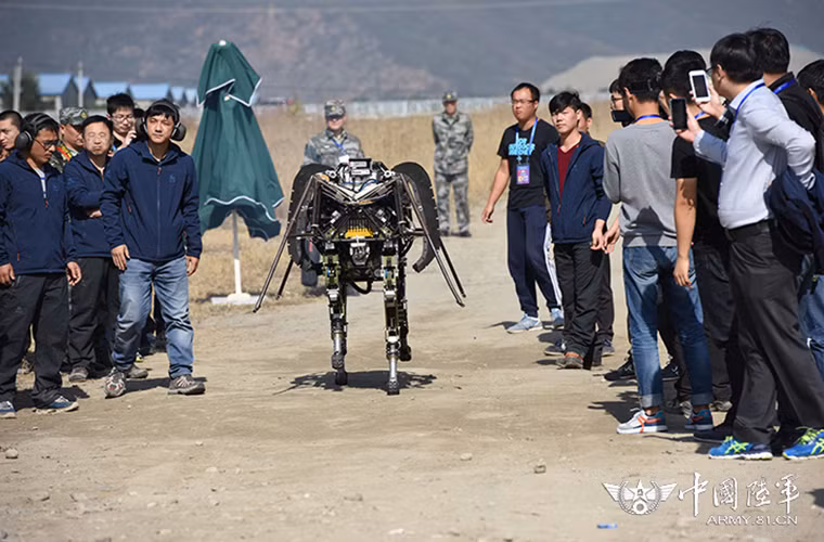 Trong ảnh là một mẫu UGV bốn chân hay còn được gọi là “ngựa thồ” do Trung Quốc phát triển, nó có thiết kế khá giống các mẫu UGV hay robot thồ hàng đang được Quân đội Mỹ nghiên cứu. Nguồn ảnh: 81.cn