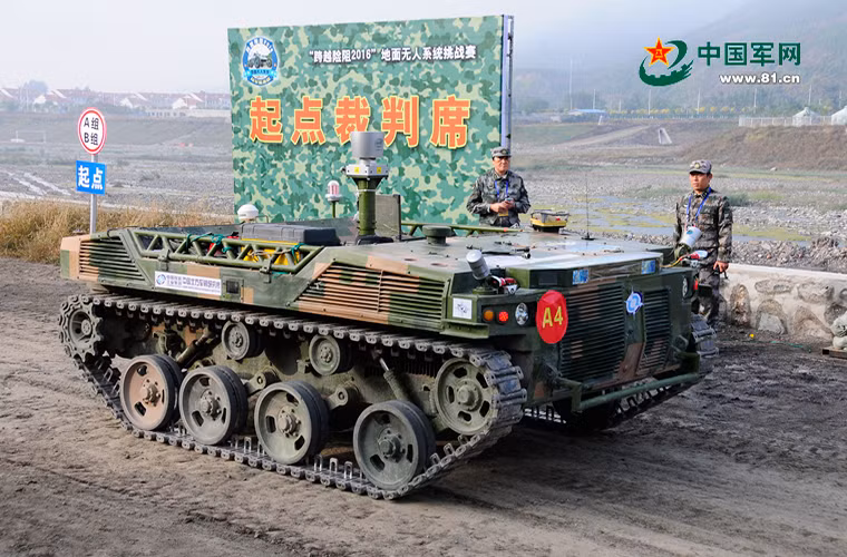 Mẫu UGV này có kích thước khá lá nhiều khả năng được phát triển dựa trên một mẫu xe bọc thép hạng nhẹ, dù vậy hiện tại nó chỉ mới ở dạng khung gầm bánh xích tự hành. Nguồn ảnh: 81.cn