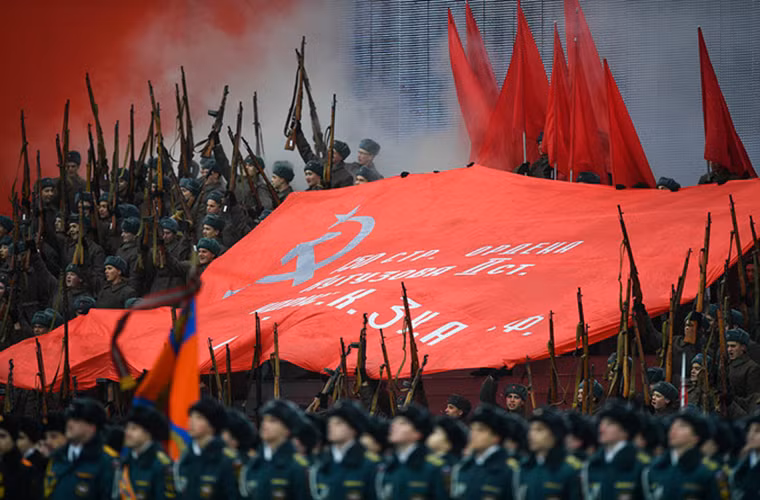 Theo hãng thông tấn RT, vào thứ hai vừa rồi thủ đô Moscow đã tổ chức tái diễn lại lễ duyệt binh của Hồng quân Liên Xô vào ngày 7/11/1941 nhân kỷ niệm 75 lễ duyệt binh có "1-0-2" (sau khi duyệt binh, đoàn quân Liên Xô tiến thẳng ra mặt trận chặn đánh phát xít) và 99 năm Cách mạng tháng Mười Nga vĩ đại. Nguồn ảnh: RT.