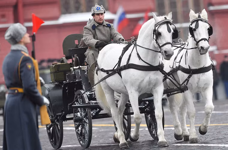 Cả những cỗ xe ngựa mang theo súng máy Maxim biểu tượng một thời của Cách mạng Tháng 10 và Nội chiến Nga cũng xuất hiện trong lễ duyệt binh lần này. Nguồn ảnh: RT.