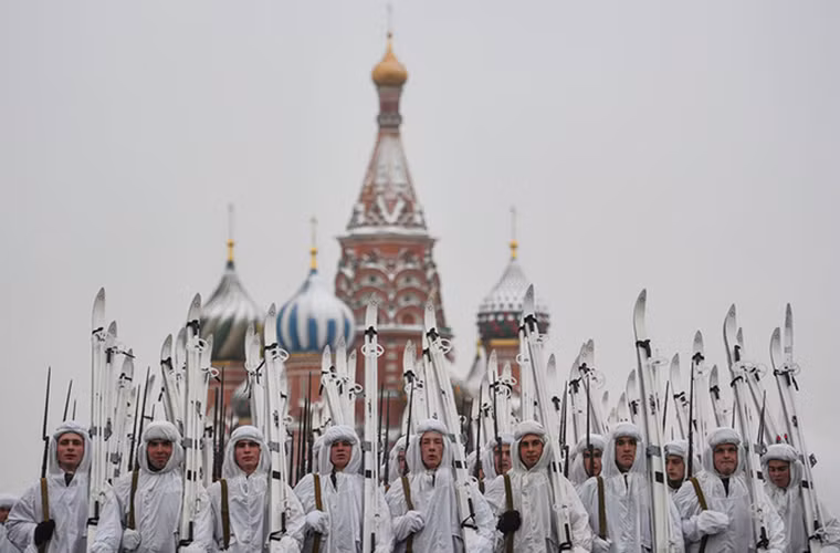 Lễ duyệt binh trên có ý nghĩa vô cùng quan trọng đối với tinh thần chiến đấu của quân và dân Liên Xô khi đó, và Moscow cũng muốn chứng tỏ cho cả thế giới thấy rằng họ sẽ không bao giờ đầu hàng. Nguồn ảnh: RT.