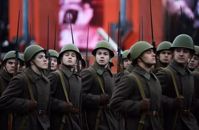 Các binh sĩ Nga với quân phục của Hồng quân tiến ra tiền tuyến năm xưa. Nguồn ảnh: RT.