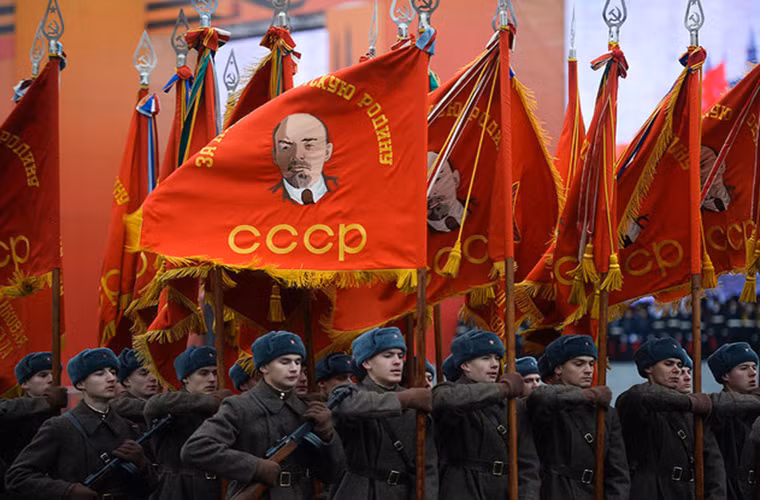 Các chiến sĩ Hồng quân Liên Xô tiến qua Quảng trường Đỏ với cờ Lê Nin lãnh tụ vĩ đại của Cách mạng Tháng 10 Nga. Nguồn ảnh: RT.