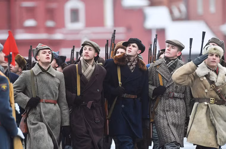 Sau cùng là khối diễu binh của lực lượng dân quân bán vũ trang Nga qua các thời kỳ từ Nội chiến Nga cho tới Chiến tranh Thế giới thứ 2. Nguồn ảnh: RT.