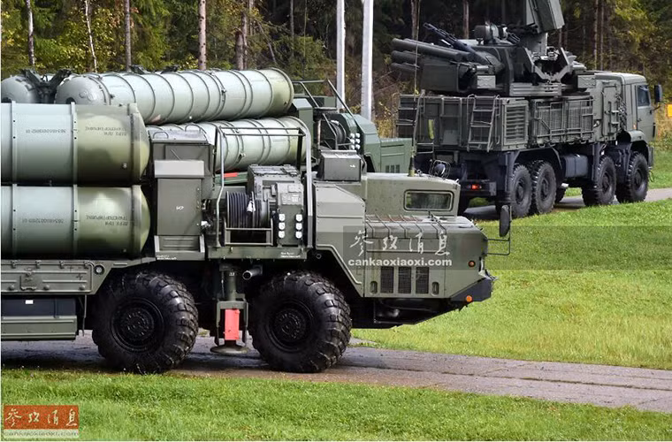 Bộ đôi này hầu như đều xuất hiện cùng nhau trong mọi hệ thống phòng không của Quân đội Nga điển hình như tại căn cứ không quân Hmeymim của Nga tại Syria hay trong các đơn vị phòng không trực chiến của nước này.