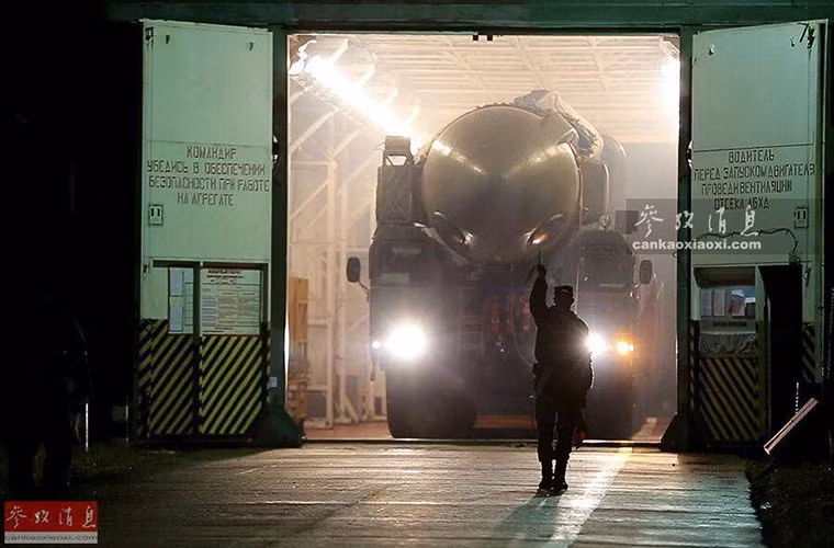 Cận cảnh tổ hợp tên lửa đạn đạo Topol-M của Nga được lệnh sẵn sàng chiến đấu trong đêm. Đi theo bảo vệ nó sẽ là các đơn vị tác chiến đặc biệt và lực lượng phòng không gồm các tổ hợp phòng không Pantsir-S1 và S-400.