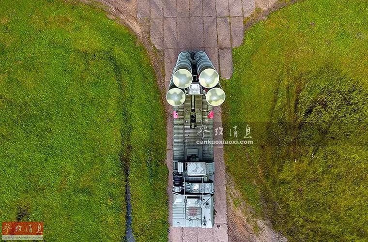 Cận cảnh bệ phóng di động 5P85TE2 của S-400 khi nhìn từ trên cao.