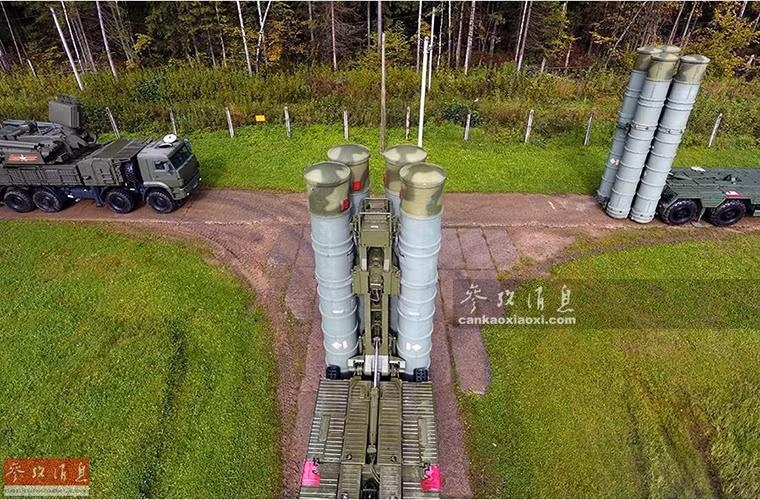 Mỗi tổ hợp S-400 được trang bị tiêu chuẩn bệ phóng di động 5P85TE2 mang theo tối đa 12 tên lửa.