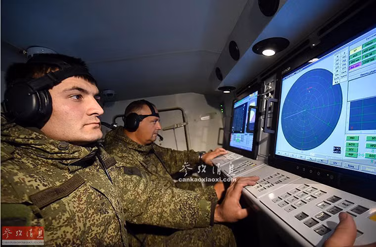 Pantsir-S1 có tầm bắn hiệu quả lên tới 20km đối với các tên lửa phòng không, trong khi đó với các pháo phòng không chỉ tầm 4km với tốc độ bắn lên đến 2.500 phát/phút.