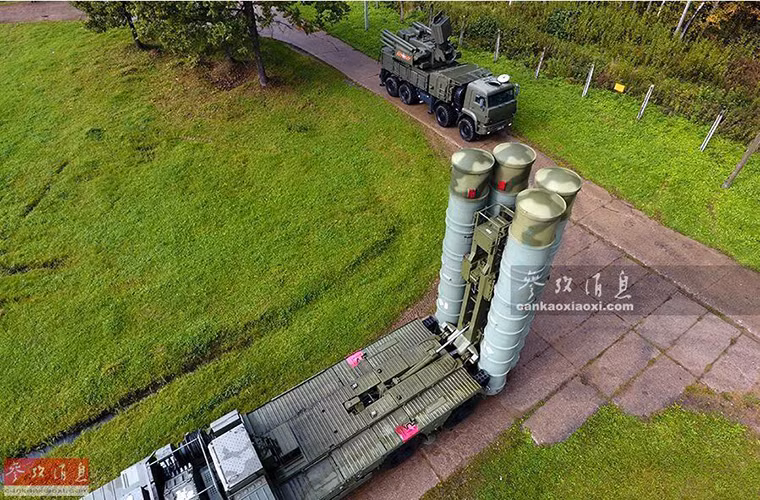 Tổ hợp tên lửa phòng không S-400 có tầm bắn hiệu quả lên đến 400km và có thể dễ dàng hạ gục các mục tiêu bay ở độ cao từ 5m đến 30km với các tên lửa đất đối không 40N6 (400km), 48N6 (250km) và 9M96E (40km).
