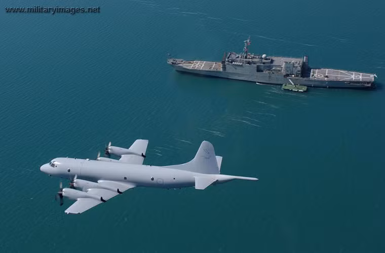 Các biến thể P-3 Orion có khả năng mang theo nhiều loại vũ khí khác nhau với tổng khối lượng lên tới 9 tấn như tên lửa chống hạm AGM-84H/K Harpoon, AGM-84E SLAM, tên lửa không đối đất AGM-65 Maverick, ngư lôi MK-46, MK-50, MK-54... Với hệ thống vũ khí này, P-3 Orion không chỉ có khả năng săn lùng tàu ngầm mà còn tiêu diệt mục tiêu trên mặt nước và cả mục tiêu trên bộ. Nguồn ảnh: Aircraft InFormation.