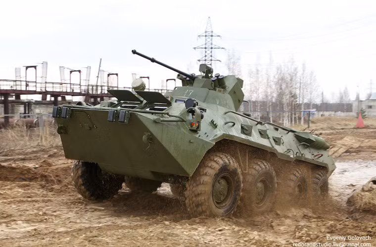 Dù vậy quá trình tích hợp AU-220M với BTR-82A cũng có những vấn đề của riêng mình khi nó khiến tăng đáng kể trọng lượng của BTR-82 vốn đang ở mức 16 tấn. Ngoài ra tháp pháo AU-220M cũng sẽ tác động đến hệ thống treo và khung thân của BTR-82 trong quá trình vận hành. Do đó việc trang bị AU-220M trên BTR-82 cần được nghiên cứu kỹ trước khi được triển khai.