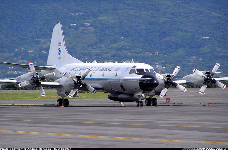 Về thiết kế, máy bay thời tiết WP-3D Orion sử dụng chung thân khung của P-3 Orion vốn được phát triển để có thể hoạt động liên tục trên biển, tất nhiên là với một số sửa đổi về trang thiết bị điện tử cũng như tính năng bổ sung cho phép nó có thể hoạt động trong một cơn bão.