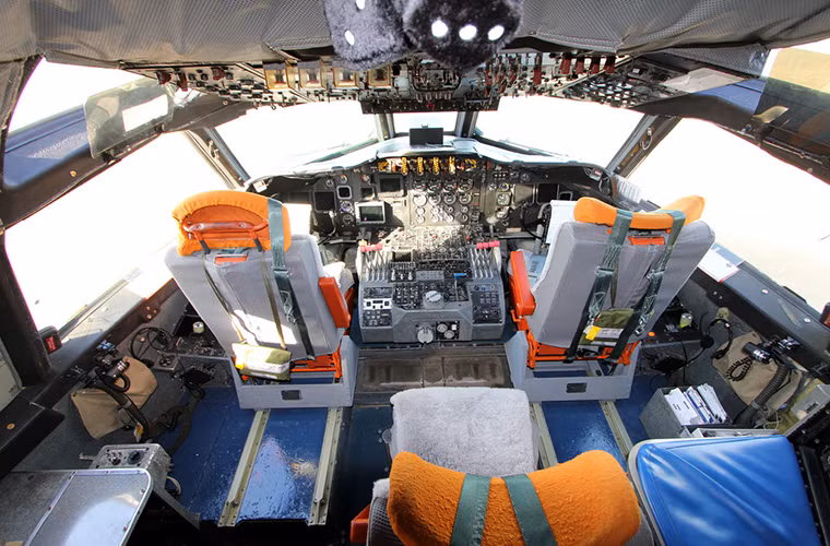 Phi hành đoàn của WP-3D Orion cũng gồm 11 người tương đương P-3 Orion với hai phi công chính con số này có thể thay đổi tùy thuộc vào nhiệm vụ của từng chuyến bay.