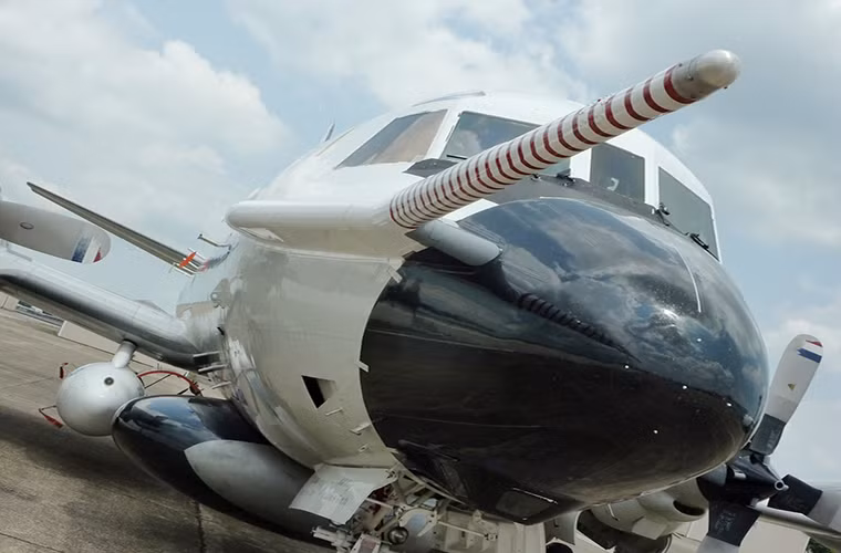 Cận cảnh thiết bị thu thập dữ liệu được đặt phía trước mũi WP-3D Orion ngay phía dưới đó là radar băng tần C. Cả hai chiếc WP-3D Orion này đều đã phục vụ trong NOAA hơn 40 năm.