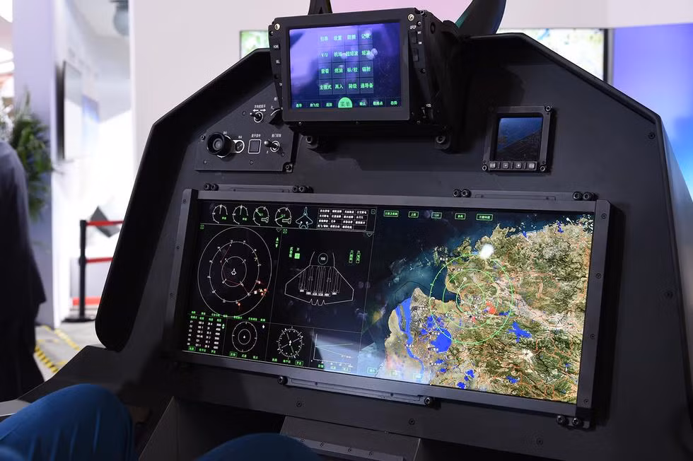 Theo trang mạng Sina, đây là mô hình buồng lái của tiêm kích tàng hình J-20 do Trung Quốc chế tạo. Ấn tượng đầu tiên về buồng lái là thiết kế "nhà kính" hoàn toàn. Một màn hình cảm ứng lớn nằm ở trung tâm buồng lái, bên trái hiển thị trạng thái máy bay, bên phải hiển thị bản đồ mặt đất. Ảnh: Sina