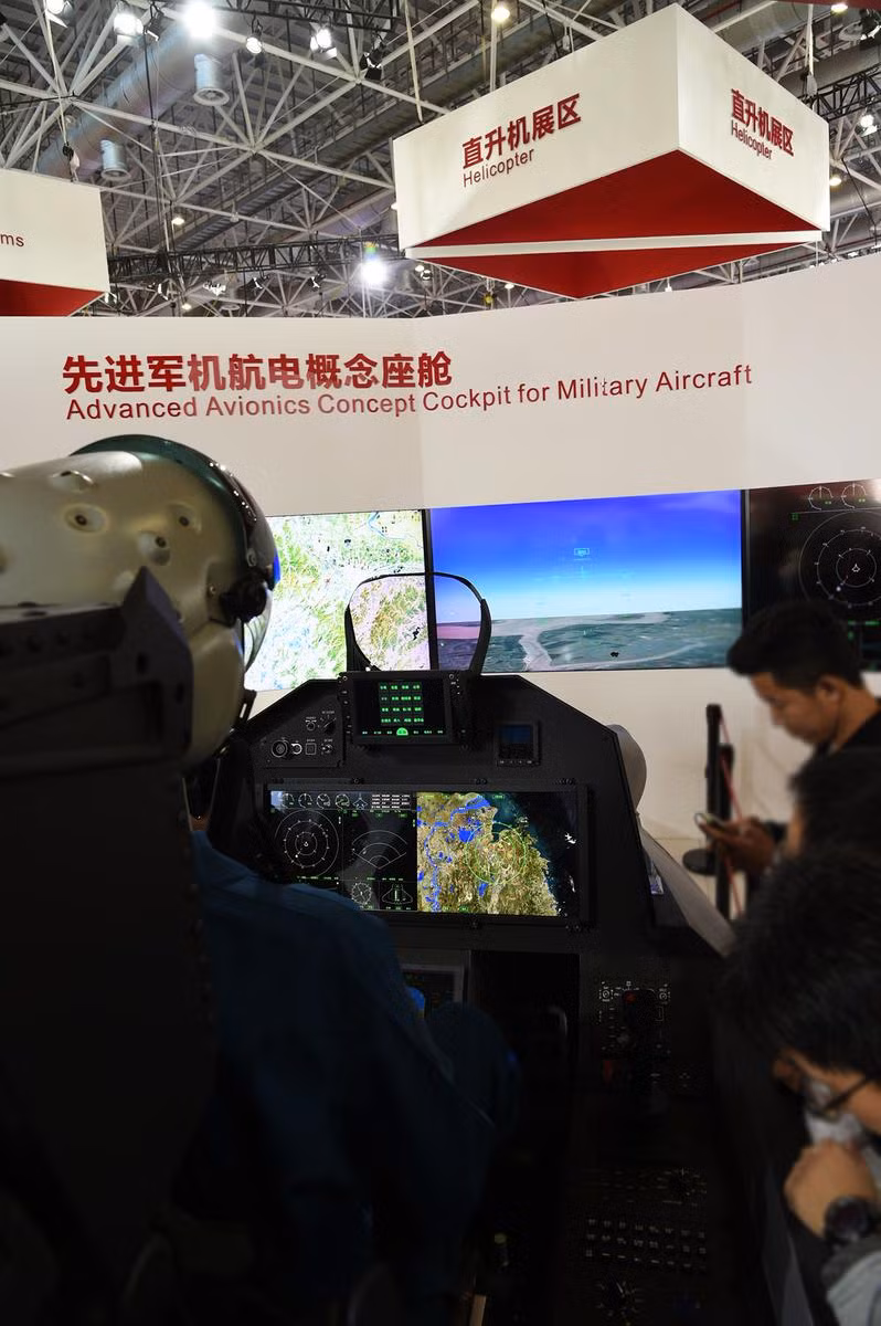 Phía trước được trang bị màn hình hiển thị HUD khá giống F-22 của Mỹ. Thanh điều khiển HOTAS bố trí bên phải buồng lái cùng nhiều nút bấm. Ảnh: Sina