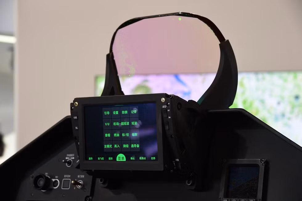 Phía dưới màn hình HUD có một màn hình LCD nhỏ hiển thị bằng tiếng Trung Quốc. Ảnh: Sina