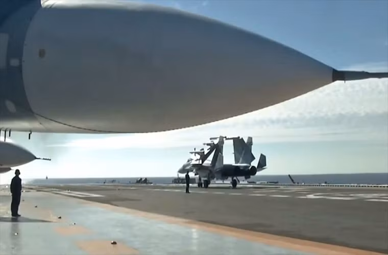 Su-33 là dòng tiêm kích trên hạm hiện đại nhất của Hải quân Nga hiện nay bên cạnh đó còn có cả MiG-29K. Nguồn ảnh: Sputnik.