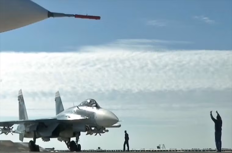 Theo thiết kế tàu Đô đốc Kuznetsov chỉ có thể mang theo 12 chiếc Su-33 và đây cũng là đơn vị duy nhất của Hải quân Nga sử dụng dòng tiêm kích này. Nguồn ảnh: Sputnik.