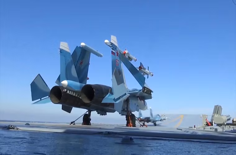 Hình ảnh Su-33 làm nhiệm vụ sẵn sàng chiến đấu trên tàu sân bay Đô đốc Kuznetsov. Nguồn ảnh: Sputnik.