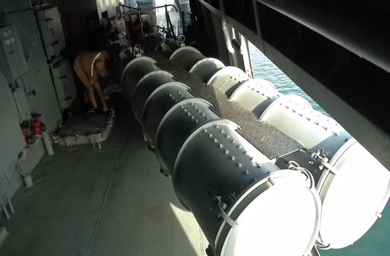 Cận cảnh tổ hợp ống phóng ngư lôi 533mm trên tàu Đô đốc Grigorovich. Nguồn ảnh: Sputnik.