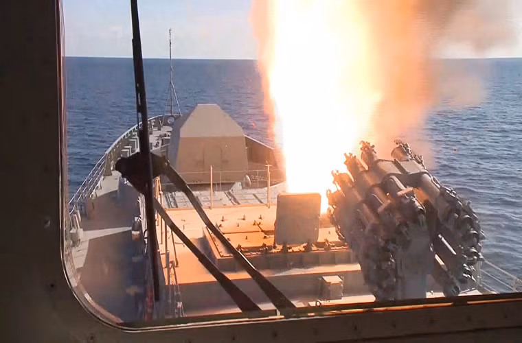 Tàu Đô đốc Grigorovich được trang bị hệ thống ống phóng tên lửa thẳng đứng VLS có khả năng mang theo 8 tên lửa hành trình Kalibr hoặc tên lửa chống hạm siêu thành Oniks. Nguồn ảnh: Sputnik.