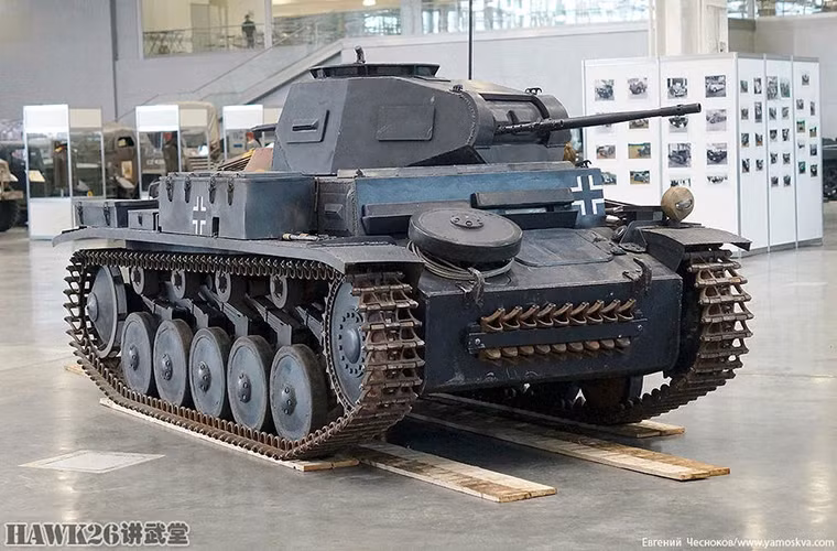 Tiếp đến là xe tăng Panzer II - nó không khác biệt mấy so với Panzer I ngoài việc được trang bị vũ khí mạnh hơn với tháp pháo trang bị pháo tự động 20mm KwK 30 và súng máy M-34. Nguồn ảnh: QQ.