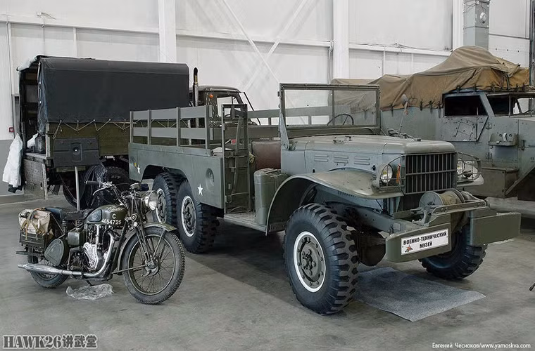 Bộ đôi xe tải quân sự Dodge WC63 và xe gắn máy BSA M20 của Quân đội Mỹ trong CTTG 2. Nguồn ảnh: QQ.