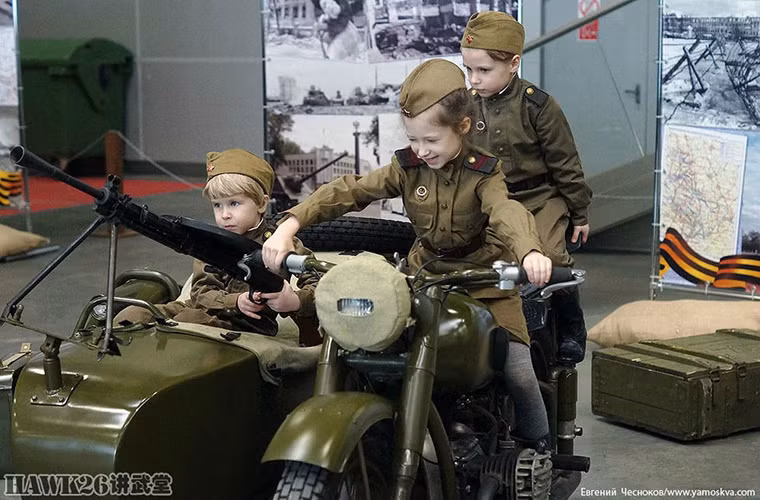 Theo trang tin QQ, "Gears of War" là một trong những triển lãm vũ khí lớn nhất trong năm do Bảo tàng Trung ương Quốc gia Nga tổ chức. Điều đặc biệt của triển lãm này chính là việc nó là nơi trưng bày các loại vũ khí hiện đại từng được quân Đồng Minh lẫn phát xít sử dụng trong Chiến tranh Thế giới thứ 2. Nguồn ảnh: QQ.