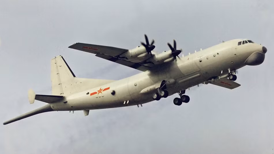 Máy bay do thám Yun-8 có khả năng phát hiện, truyền tin, liên lạc và hỗ trợ các lực lượng mặt nước, dưới mặt nước trong quá trình diễn ra giao tranh. Yun-8 có tầm hoạt động lên tới 5.000km. Nguồn ảnh: Sina.