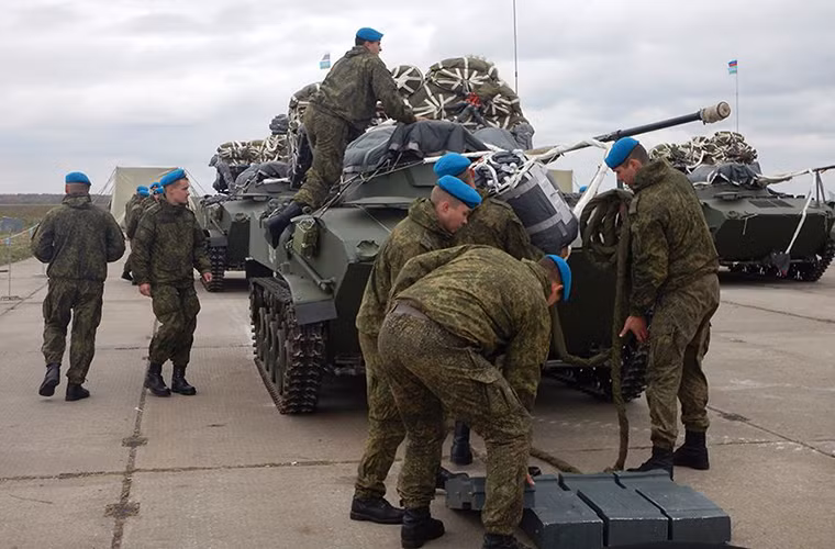 Đợt tập trận trên sẽ diễn ra từ ngày 15-26/10 bên trong lãnh thổ Ai Cập với trọng tâm chính là huấn luyện diễn tập chống khủng bố và trao đổi kinh nghiệm tác chiến giữa hai nước. Đây cũng là cơ hội tốt để lính dù Nga làm quen với tác chiến trên địa hình sa mạc ở Ai Cập. Nguồn ảnh: Bộ Quốc phòng Nga