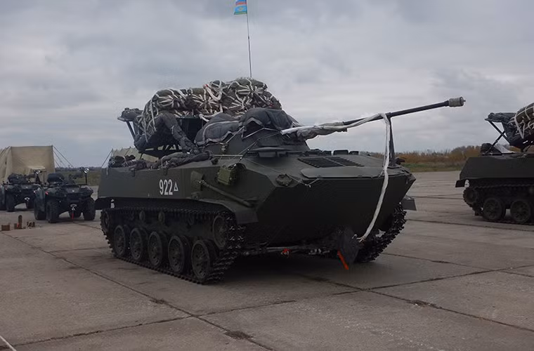 Theo công bố của Bộ Quốc phòng Nga trong đợt tập trận chung lần này cả hai nước sẽ điều động khoảng 15 trực thăng quân sự các loại, hàng chục thiết bị cơ giới quân sự cùng 500 lính dù. Trong ảnh là xe bọc thép đổ bộ đường không BMD-2 của VDV. Nguồn ảnh: Bộ Quốc phòng Nga