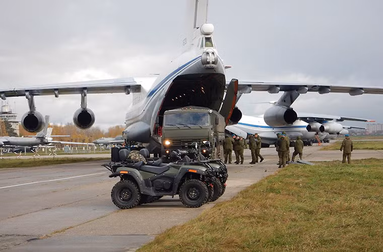 Toàn bộ các đơn vị VDV của Nga sẽ di chuyển đến Ai Cập bằng máy bay vận tải quân sự chiến lược Il-76 xuất phát từ sân bay quân sự Diaghilev ở ngoại ô Ryazan. Được biết đây cũng là lần đầu tiên Quân đội Nga tham gia một đợt tập trận chung ở Châu Phi. Nguồn ảnh: Bộ Quốc phòng Nga