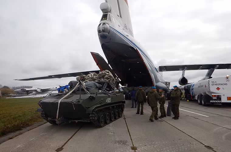Với trọng lượng chỉ 11.5 tấn một chiếc IL-76 có thể mang theo ít nhất ba chiếc BMD cùng đầy đủ binh sĩ đi kèm với nó. Nguồn ảnh: Bộ Quốc phòng Nga