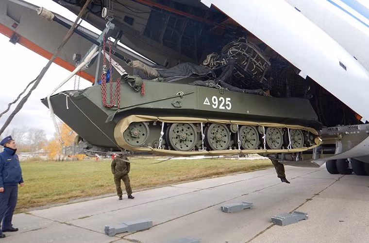 Bên trong khoang chở hàng của IL-76 cũng được trang bị hệ thống cần trục để nâng hạ các thiết bị quân sự như BMD-2 vào hoặc ra khỏi khoang. Một chiếc IL-76 có thể chở theo tối đa 42 tấn hàng hóa các loại. Nguồn ảnh: Bộ Quốc phòng Nga