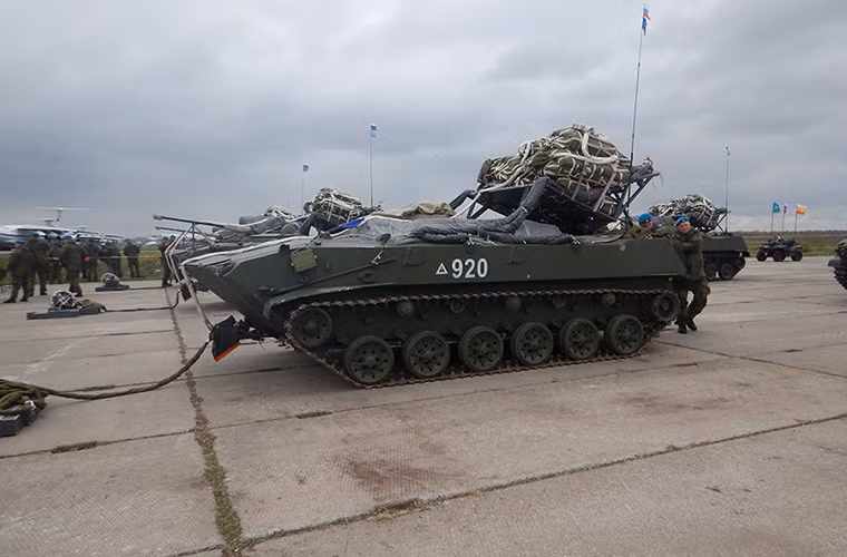 Ngay cạnh nó là xe bọc thép đổ bộ đường không BTR-D. Nguồn ảnh: Bộ Quốc phòng Nga
