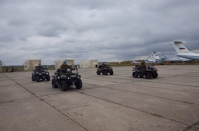 Một số vũ khí hiện đại hàng đầu của lính dù Nga (VDV) sẽ được triển khai cho lần tập trận đặc biệt này. Trong ảnh là lính dù Nga với mẫu xe vượt địa hình AM1 được trang bị cho VDV tham gia tập trận ở Ai Cập lần này. Nguồn ảnh: Bộ Quốc phòng Nga