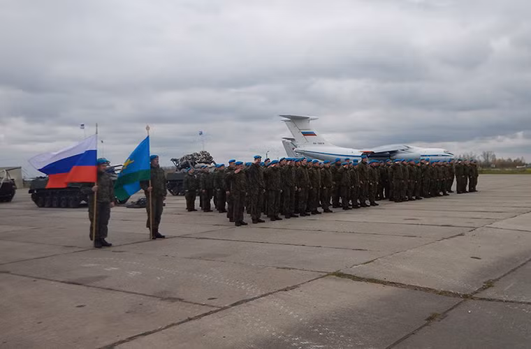Cũng trong đợt tập trận này lính dù Nga sẽ có cơ hội thử nghiệm bộ quân trang tác chiến trong điều kiện sa mạc mới được Quân đội Nga phát triển, cho phép binh sĩ hoạt động hiệu quả hơn ở môi trường có điều kiện khắc nghiệt như ở sa mạc. Nguồn ảnh: Bộ Quốc phòng Nga