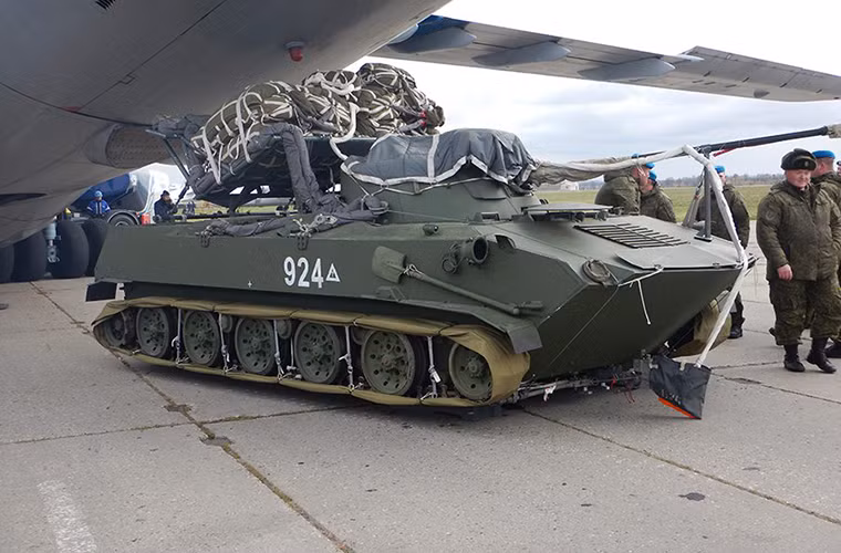 Một chiếc BMD-2 đã sẵn sàng lên đường đến Ai Cập, với kiểu chuẩn bị này chắc chắn nó sẽ được thả xuống từ trên không thay vì IL-76 phải đáp xuống để triển khai quân. Nguồn ảnh: Bộ Quốc phòng Nga